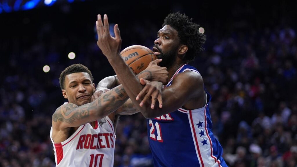 Embiid resuelve en la prórroga con un enorme triple-doble