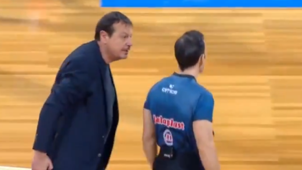 Ataman la lía a lo grande: se lanza a por el árbitro y acaba expulsado