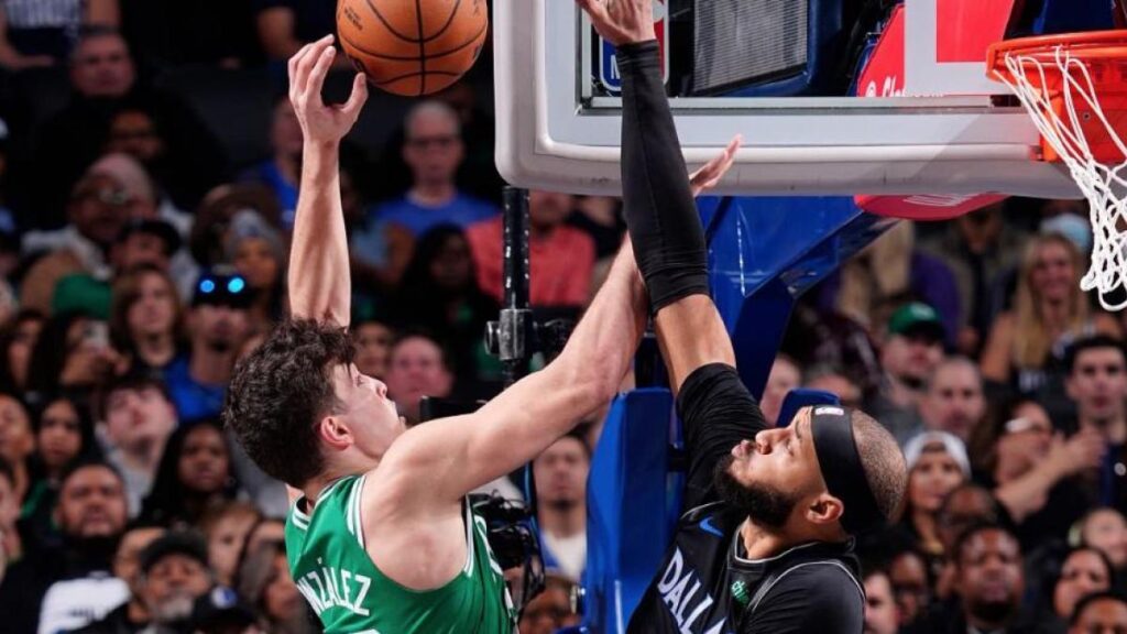 Hugo González le entrega su tarjeta de presentación a Cooper Flagg