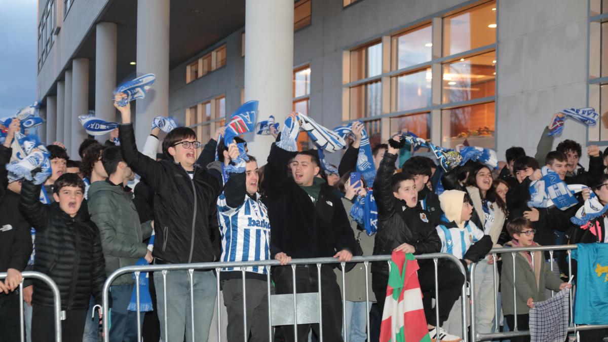 La afición de la Real acude en masa al hotel del equipo en Vitoria