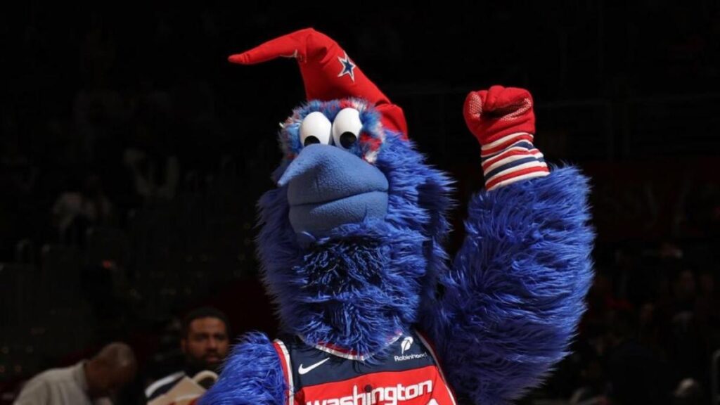 Contra los valores del Real Madrid: ¡un compañero de Doncic empuja a una mascota!