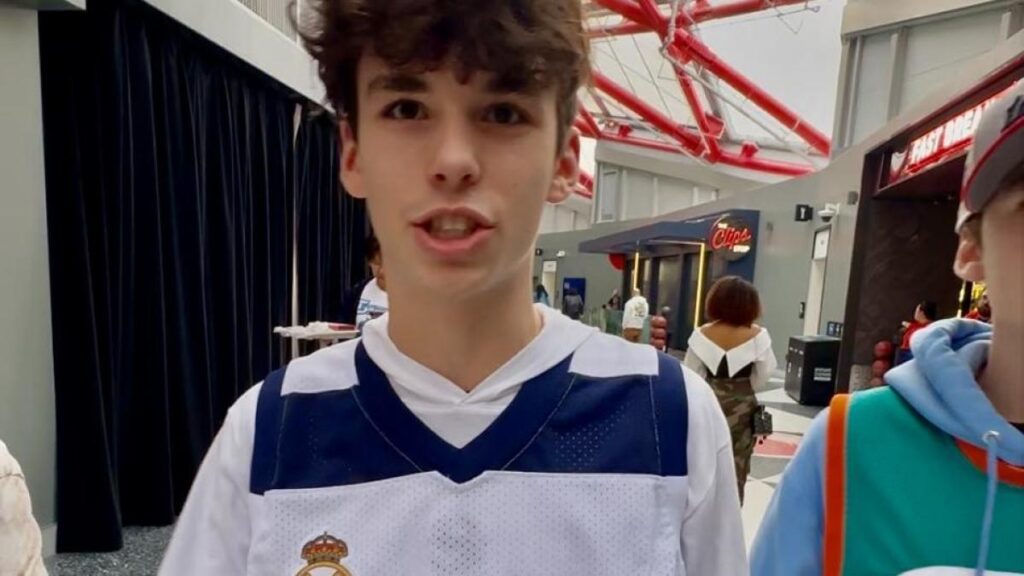 Va por EE.UU. con una camiseta de Doncic del Madrid y así reaccionan sus amigos