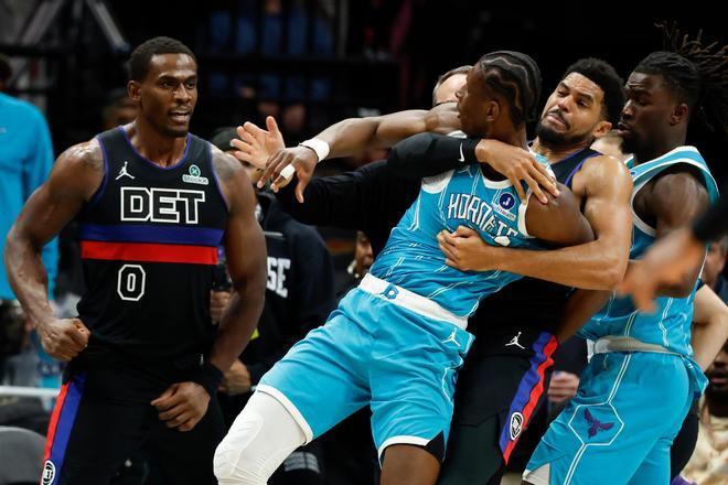 Brutal batalla campal en la NBA: empujones, manotazos y puñetazos