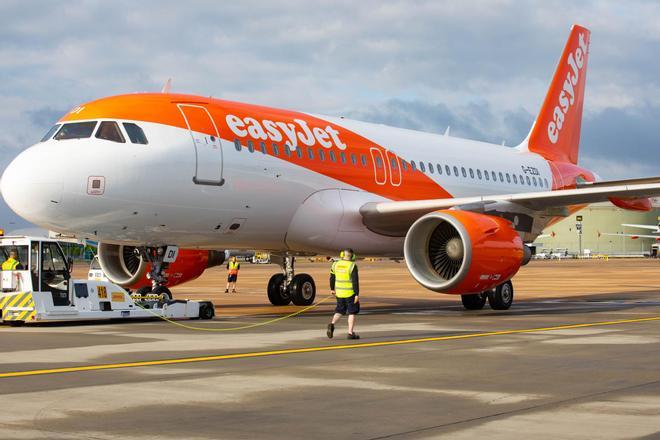 EasyJet deja tirados a un centenar de aficionados del Atlético antes del partido de Champions League contra el Tottenham: por un pinchazo en una de las ruedas del avión