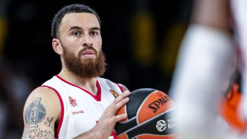 Mike James se disculpa públicamente con Elie Okobo: "Es vergonzoso"