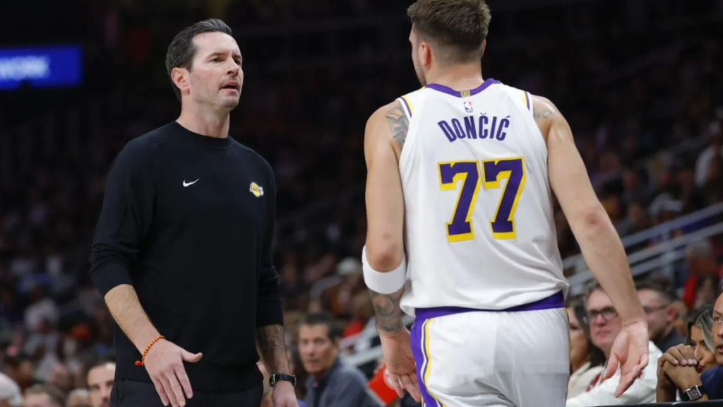 ¡Tensión en los Lakers!: Saltan chispas entre Luka Doncic y J.J. Redick en pleno partido