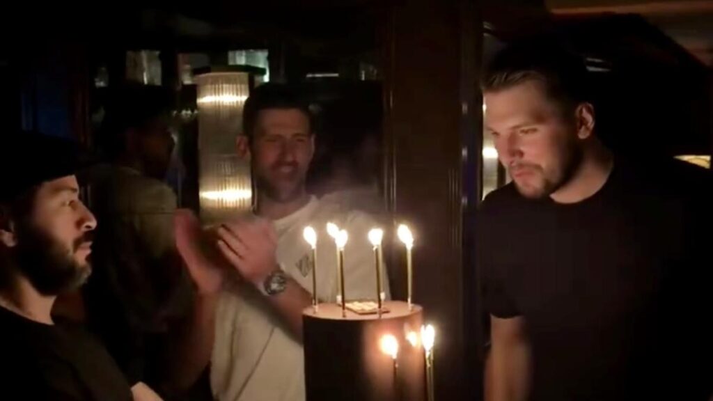 ¡Tela! Doncic se zampa este pedazo de pastel de cumpleaños junto a Djokovic