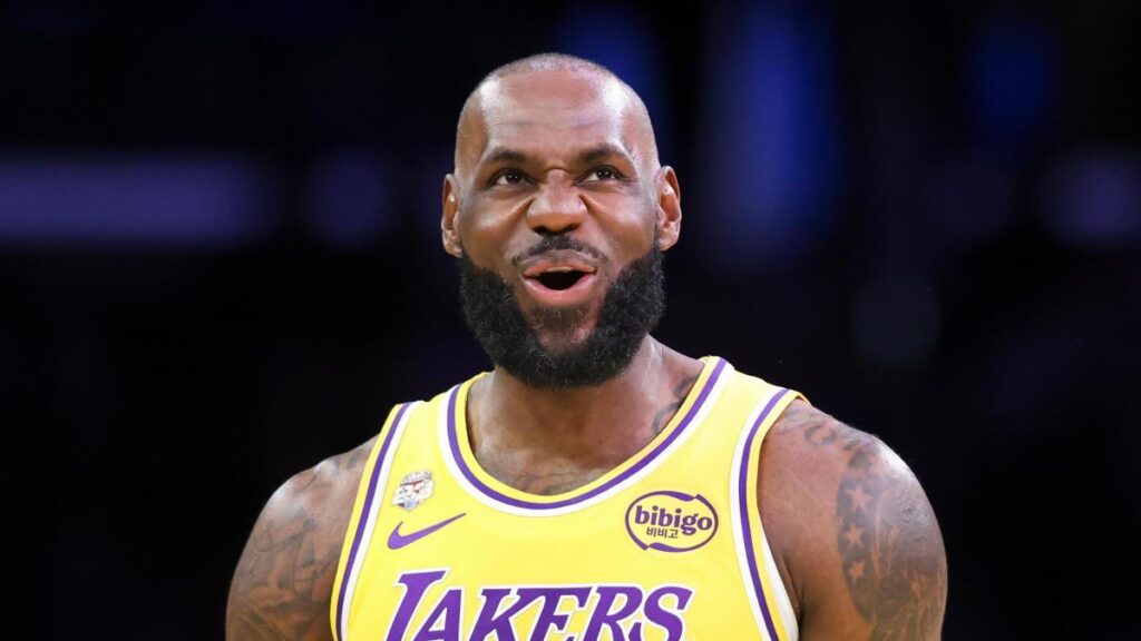 Un exentrenador y leyenda de los Lakers carga duramente contra LeBron James: "Tienes que largarte de aquí cuanto antes"