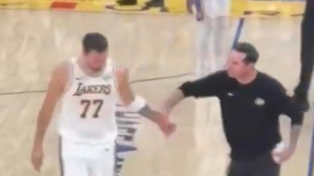 El entrenador de los Lakers, contundente sobre el feo que Doncic le hizo a lo Vinicius