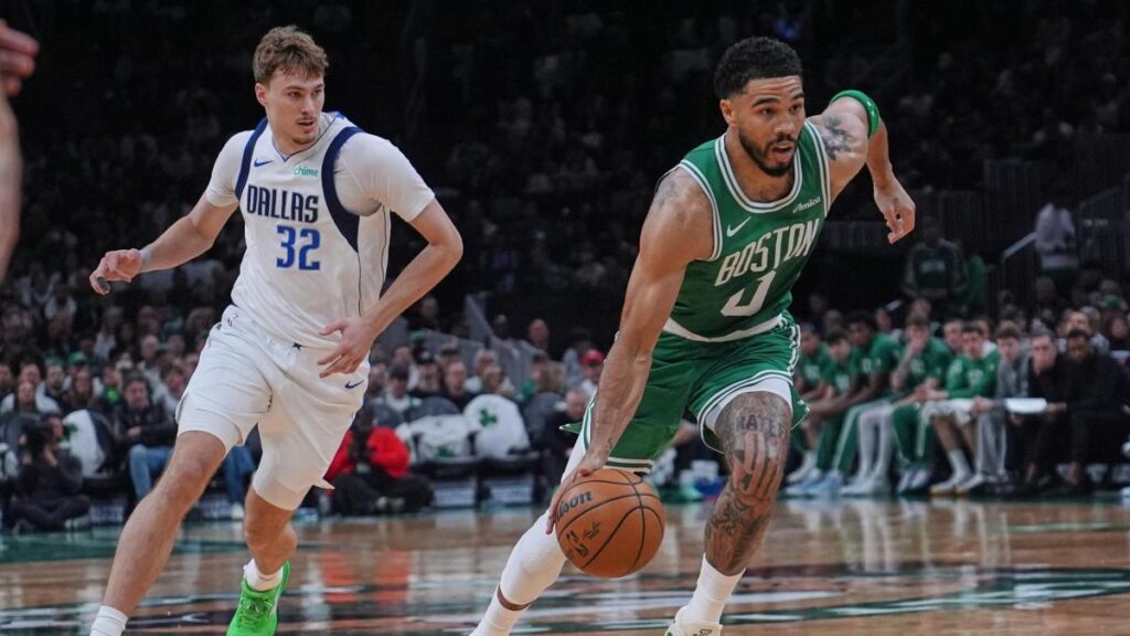 Jayson Tatum está de vuelta 298 días después y los Celtics apalizan a los Mavs de Flagg