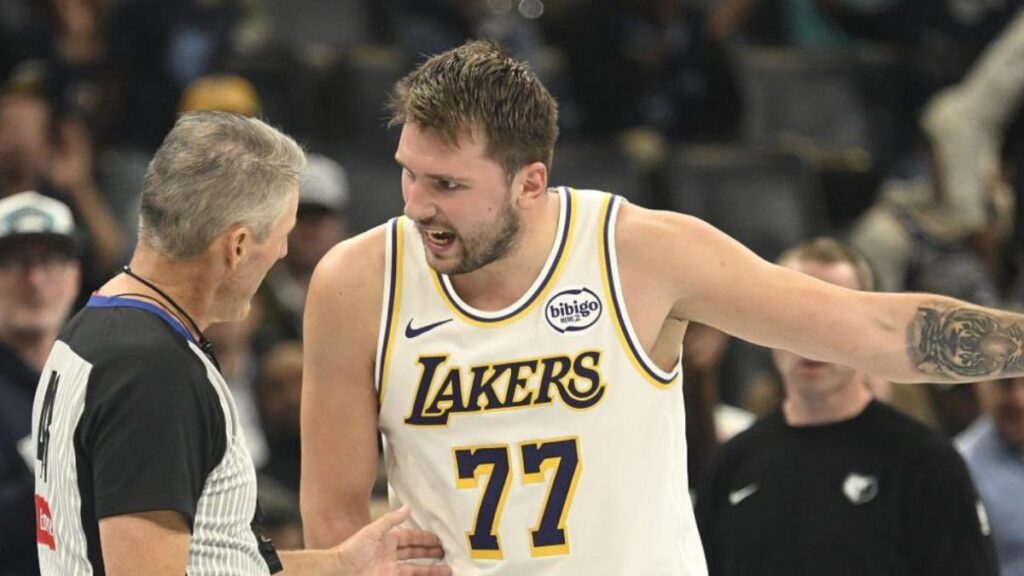 Doncic se exhibe pero la lía: ¡le pregunta a los árbitros si les sobornan!