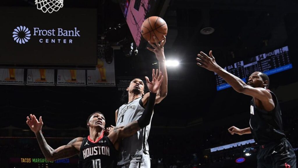 ¿Basket o voleibol? Wembanyama mete este manotazo y se queda tan ancho