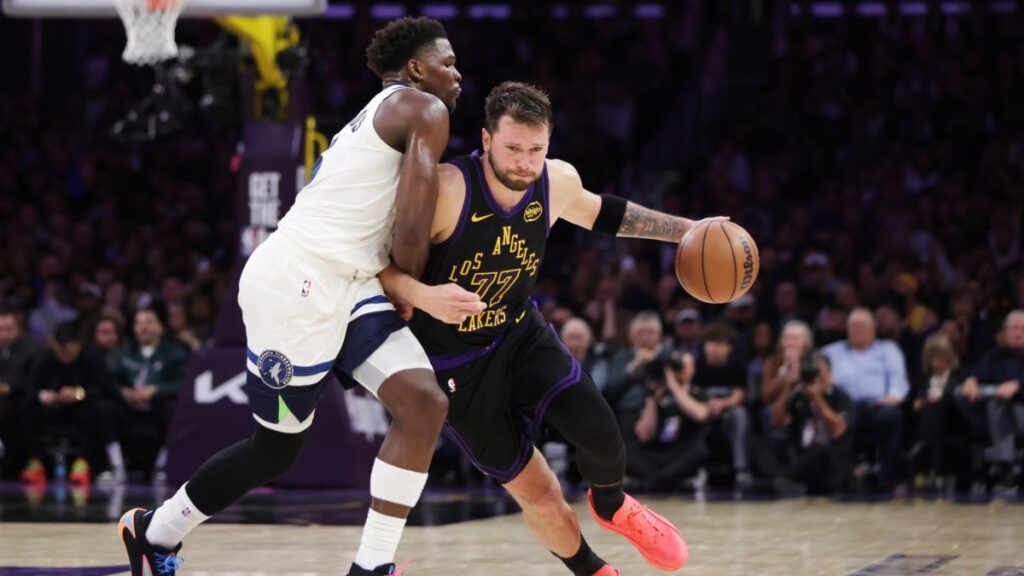Doncic impulsa a los Lakers con su séptimo triple doble del año
