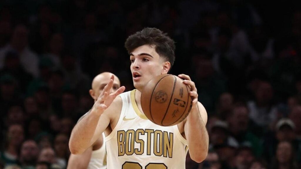 Hugo González le entrega su tarjeta de presentación a Devin Booker