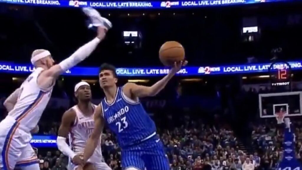 Surrealista: ¡Pone un tapón con la zapatilla en la mano!