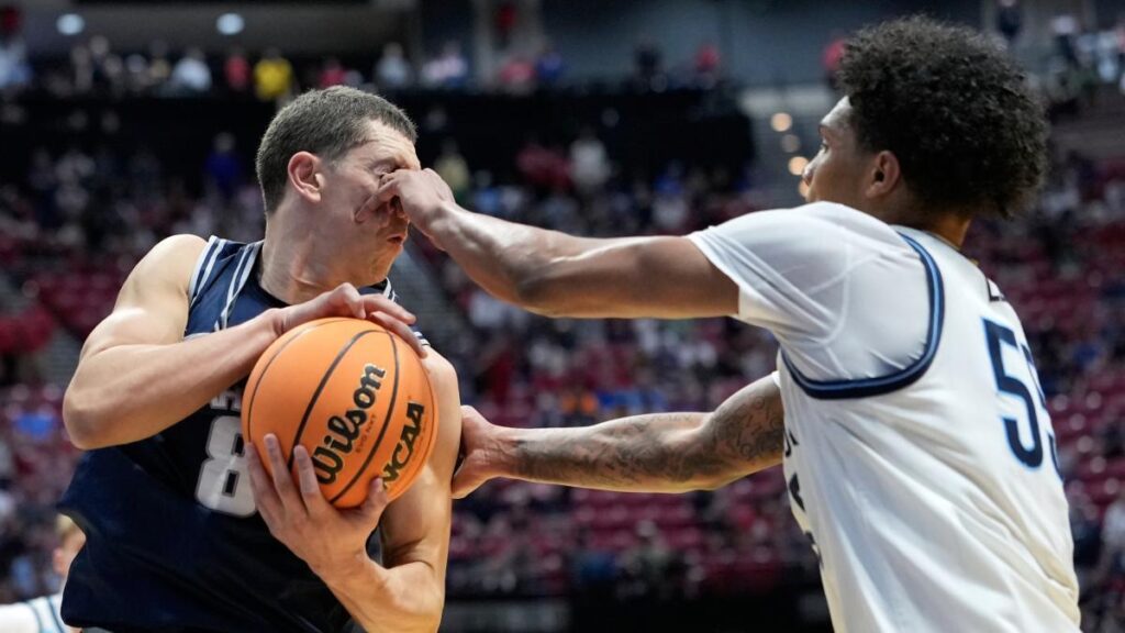 Uno de los momentos del March Madness: ¡Un entrenador amenaza con echar a su staff al descanso!