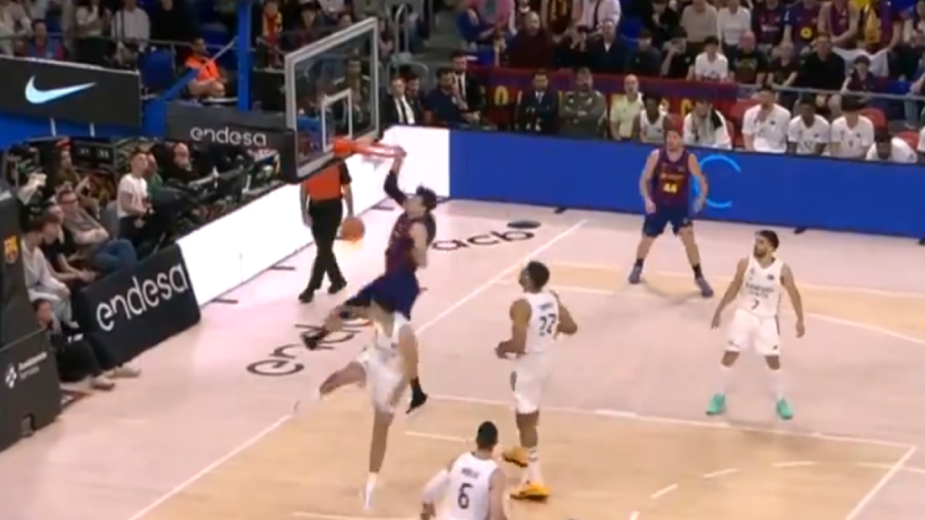 ¿Quién diría que tiene 35 años? Vesely 'rompe' los aros del Palau en la primera jugada del Clásico