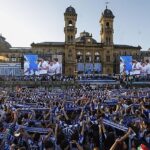 La afición de la Real abarrota San Sebastián para celebrar su cuarta Copa del Rey