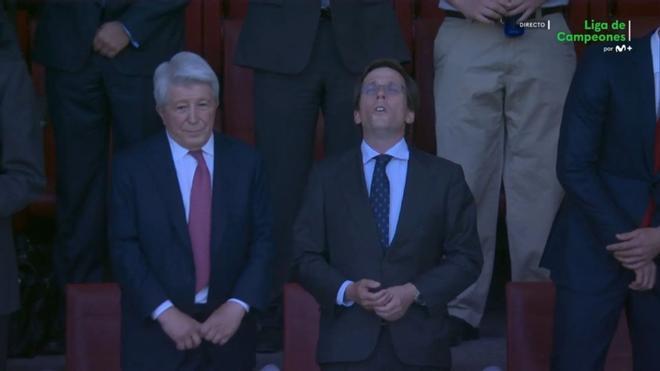 Burlas hacia el alcalde Almeida tras protagonizar una escena insólita en el Atleti-Arsenal: "Qué imagen, pasará a la historia"