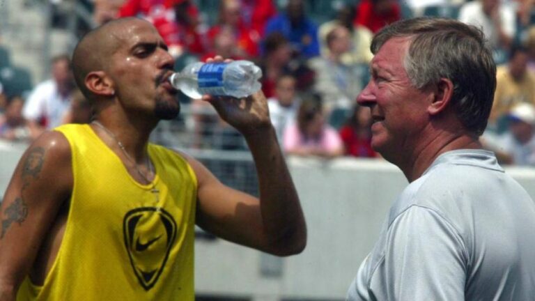 Verón: "El United hacía fiesta de Navidad y era ir de un bar a otro a tomar toda la cerveza que se podía, hasta morir"