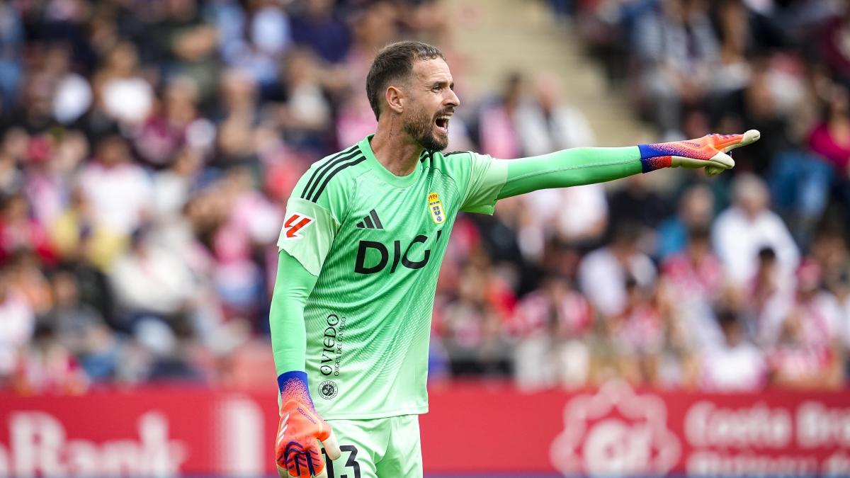 Aarón Escandell y las paradas que le dan esperanza de salvación al Real Oviedo