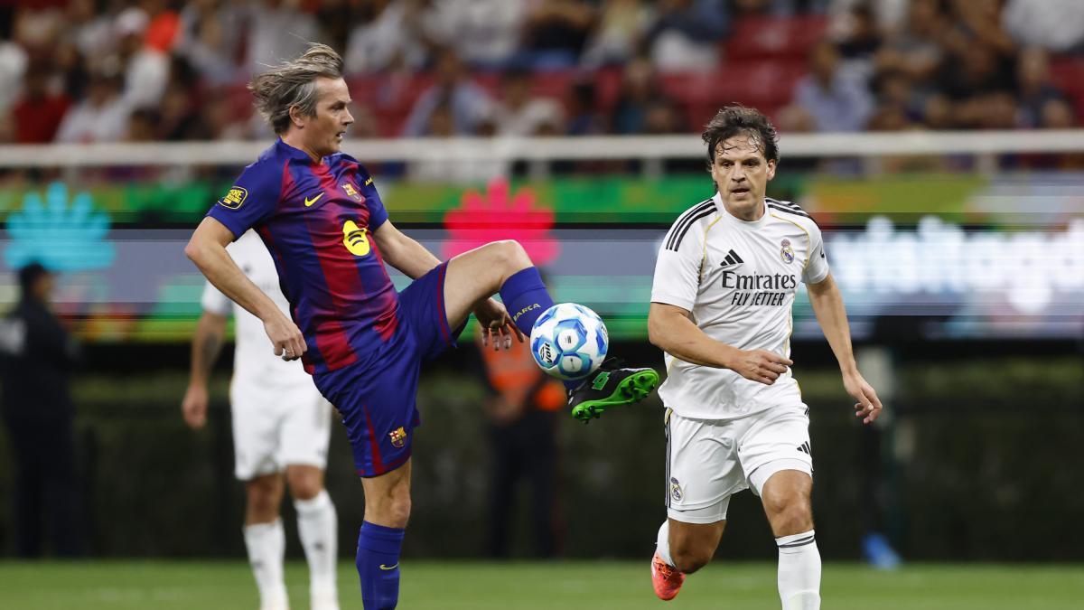 Cocu elogia a De Jong: "Tiene un perfil perfecto para el Barça"