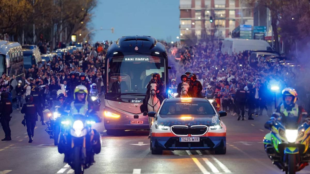 Recibimiento al autocar del Real Madrid y mosaico en el Bernabéu