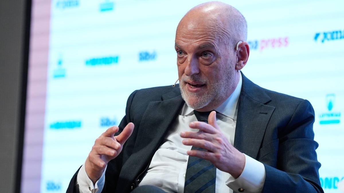 Tebas responde a Arbeloa sobre las críticas a los árbitros