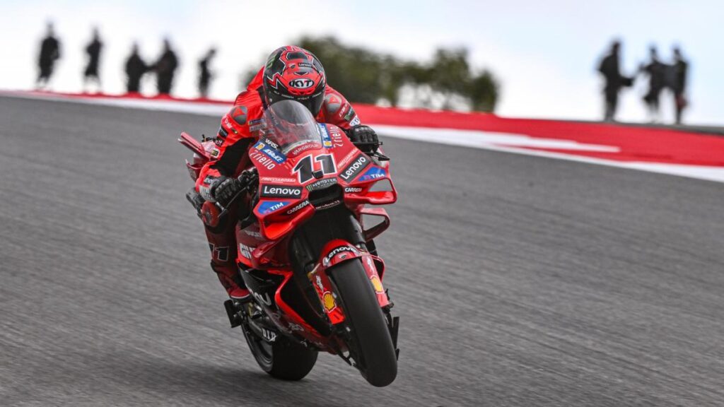 "No tenemos ninguna oferta por escrito de MotoGP. Él no es la primera opción; si no, ya tendría sitio. Hay otro factor importante, como la nacionalidad"