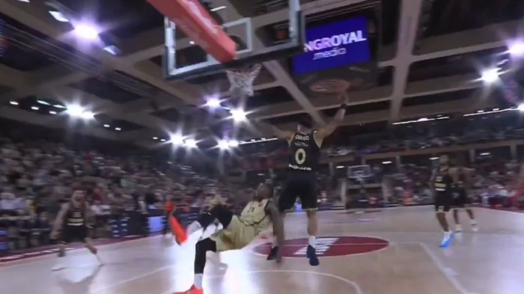 La jugada 'tonta' del año, en el Mónaco-Barça: surrealista reacción de Okobo al tiro de Clyburn