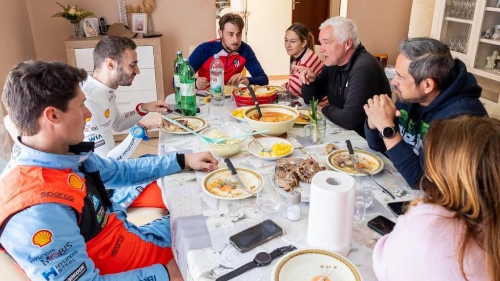 La imagen del fin de semana: una estrella del Mundial sufre un accidente en pleno rally y acaba comiendo estofado en casa de una familia