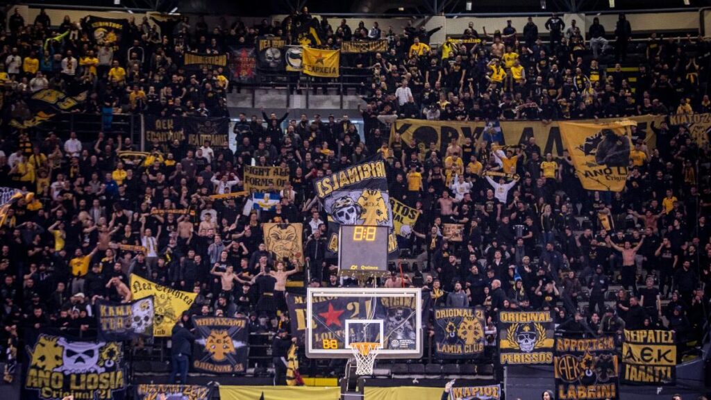 Locura en Atenas ante la visita de la Penya: público hasta en los entrenamientos del AEK