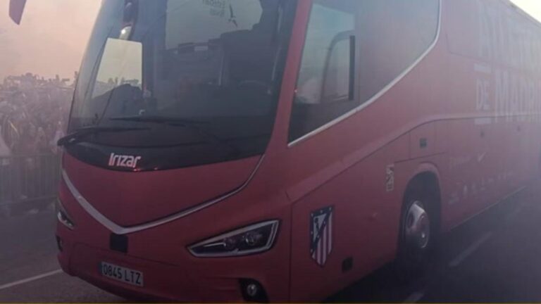 Tensión en el Metropolitano: cargas policiales en la llegada del Atlético