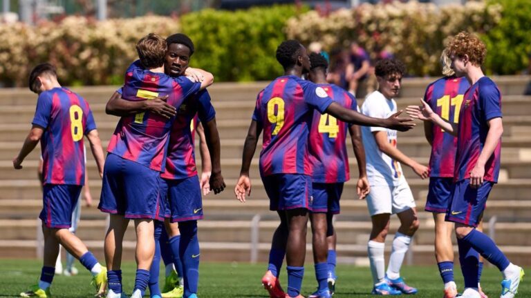 El Barça golea al Gimnàstic Manresa en el aplazado y regresa al liderato