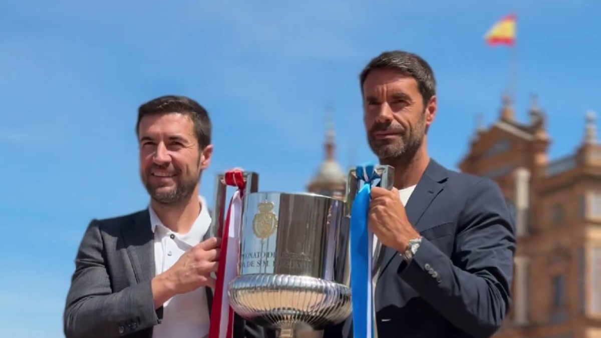 Gabi y Xabi Prieto posaron con la Copa en Sevilla