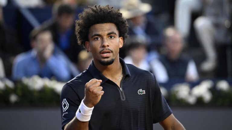 Éxito y lleno total en la primera sesión nocturna del Godó con Fils lanzado a cuartos