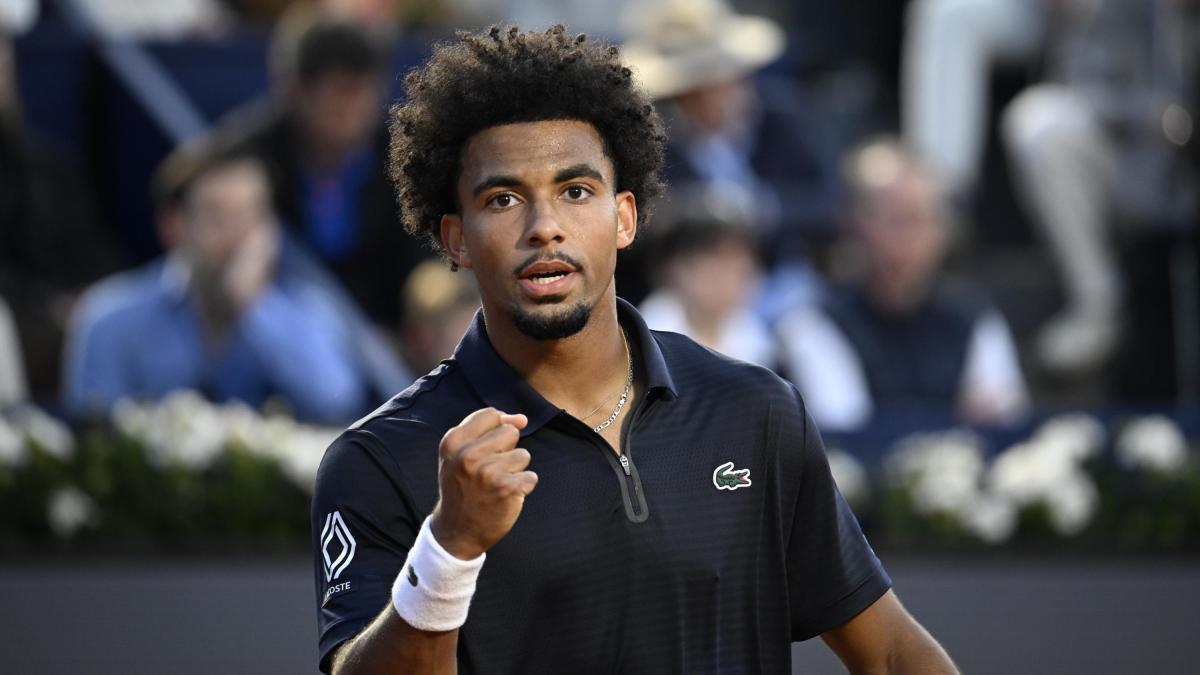 Éxito y lleno total en la primera sesión nocturna del Godó con Fils lanzado a cuartos