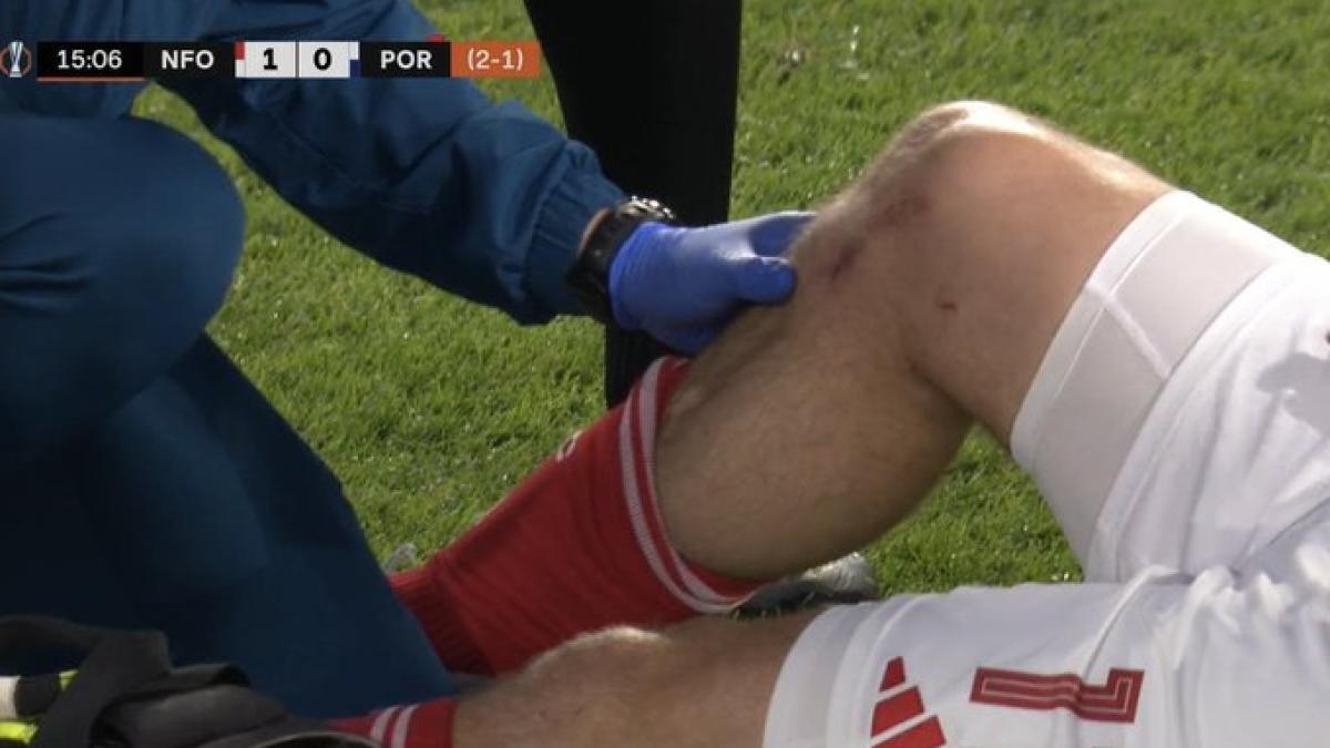 Viene de 6 meses de baja y es sustituido tras una durísima entrada en el Forest-Porto