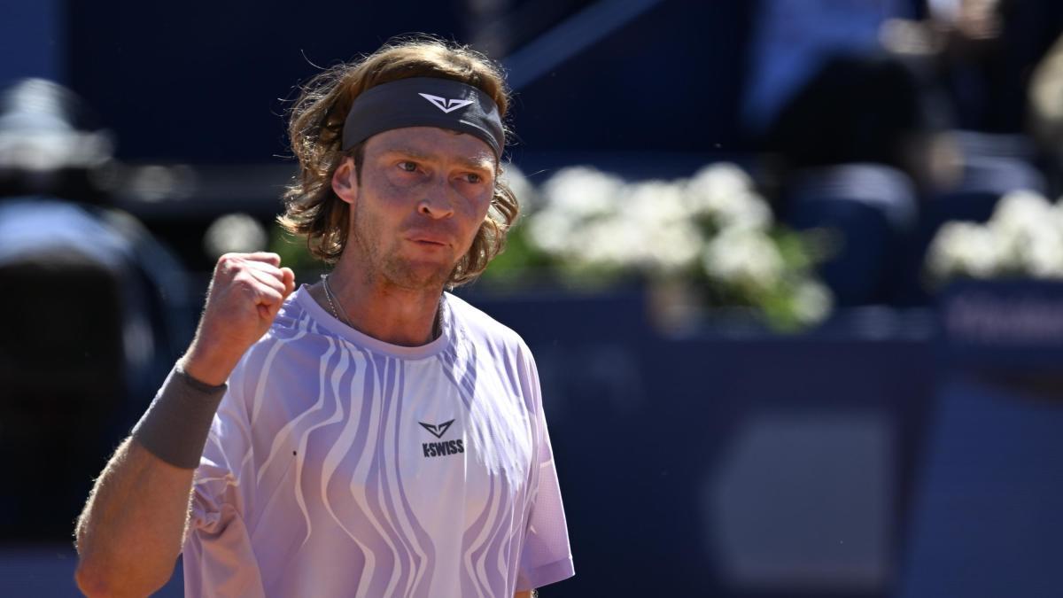 Rublev derriba una nueva barrera en el Godó y presenta candidatura al título