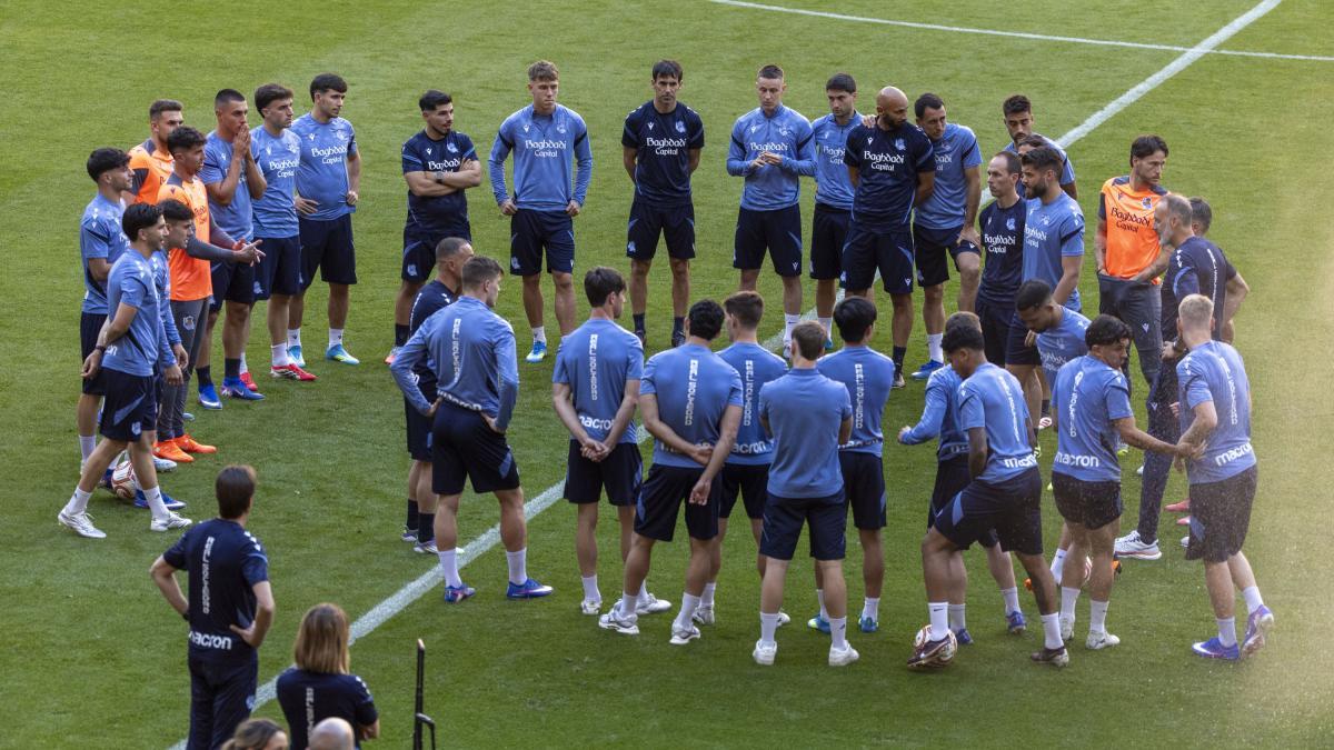 La Real inspecciona el césped de La Cartuja más que ejercitarse