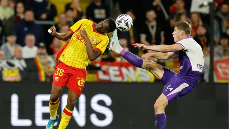 3-2: El Lens culmina la remontada ante el Toulouse en el 92' y presiona al PSG