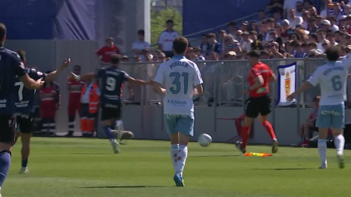 Lo nunca visto: ¡Un linier corta una contra con el banderín!