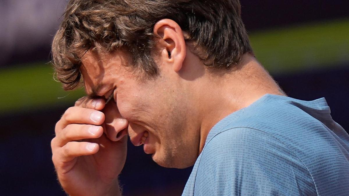 Fallece un niño de su club de tenis, hace el partido de su vida, gana a un Top-3 y se derrumba en lágrimas