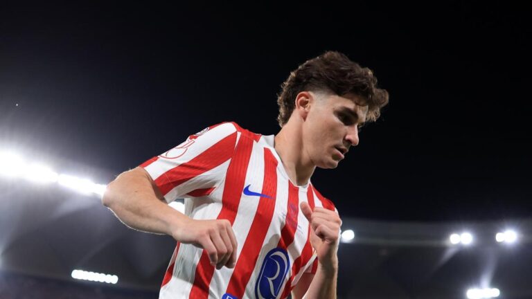 La emotiva promesa de Julián a un precoz peluquero de tan solo 14 años