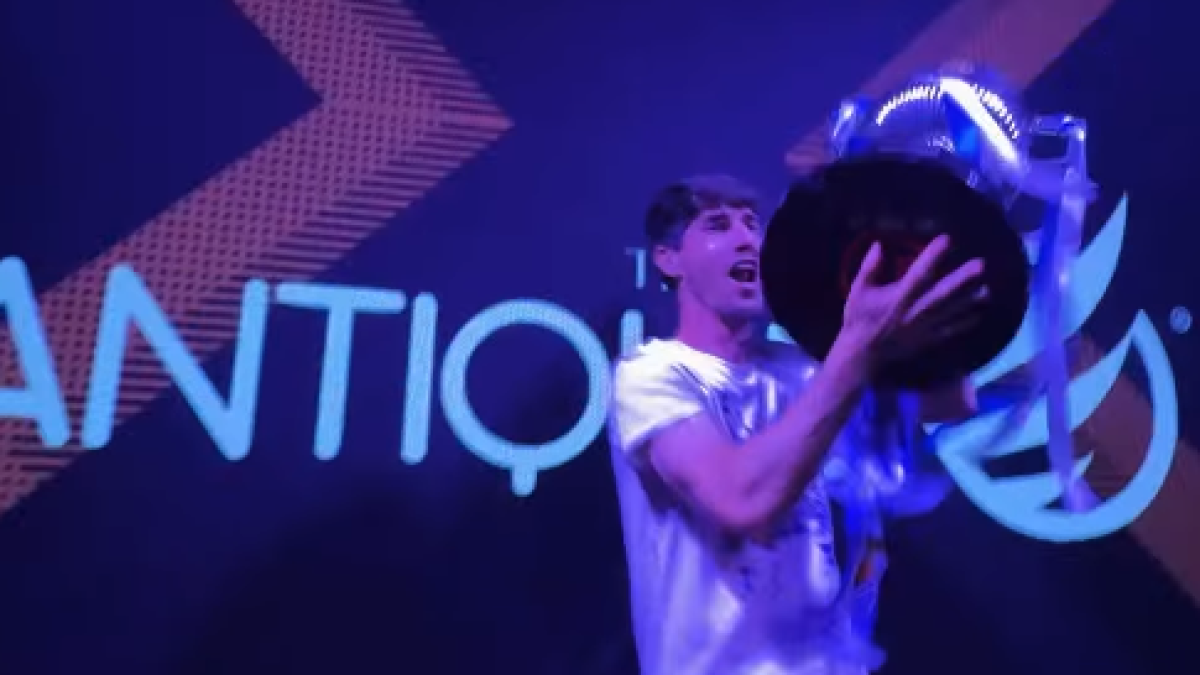 Aritz, alma de la fiesta de campeones de los jugadores de la Real en Sevilla