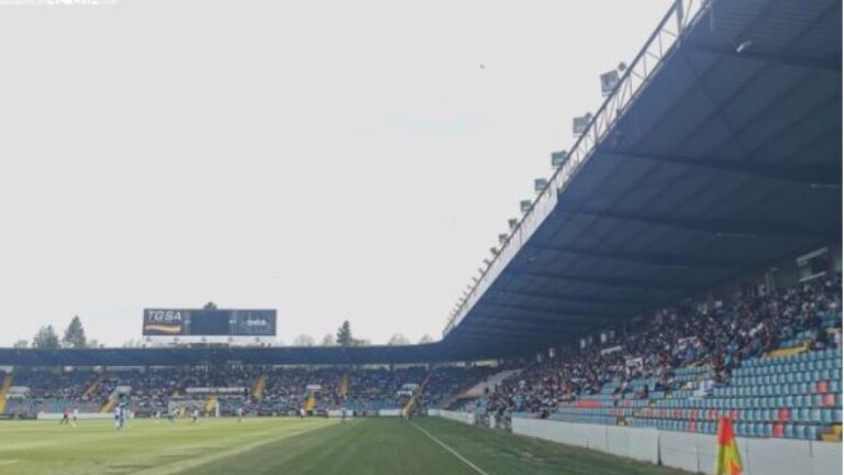 Lamentables cánticos de 'musulmán el que no bote' en un partido de Segunda RFEF