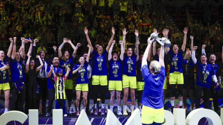 55-68: El Fenerbahce del español Miguel Méndez, campeón tras ganar al Galatasaray