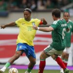 Ronaldinho es la estrella en el partido de Leyendas