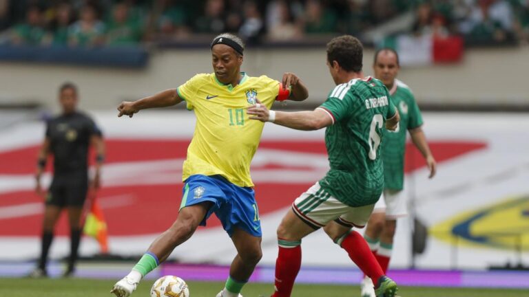 Ronaldinho es la estrella en el partido de Leyendas