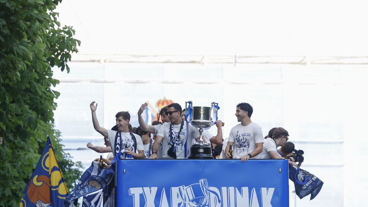 Donostia ya disfruta de sus héroes: 100.000 personas en las calles a media tarde